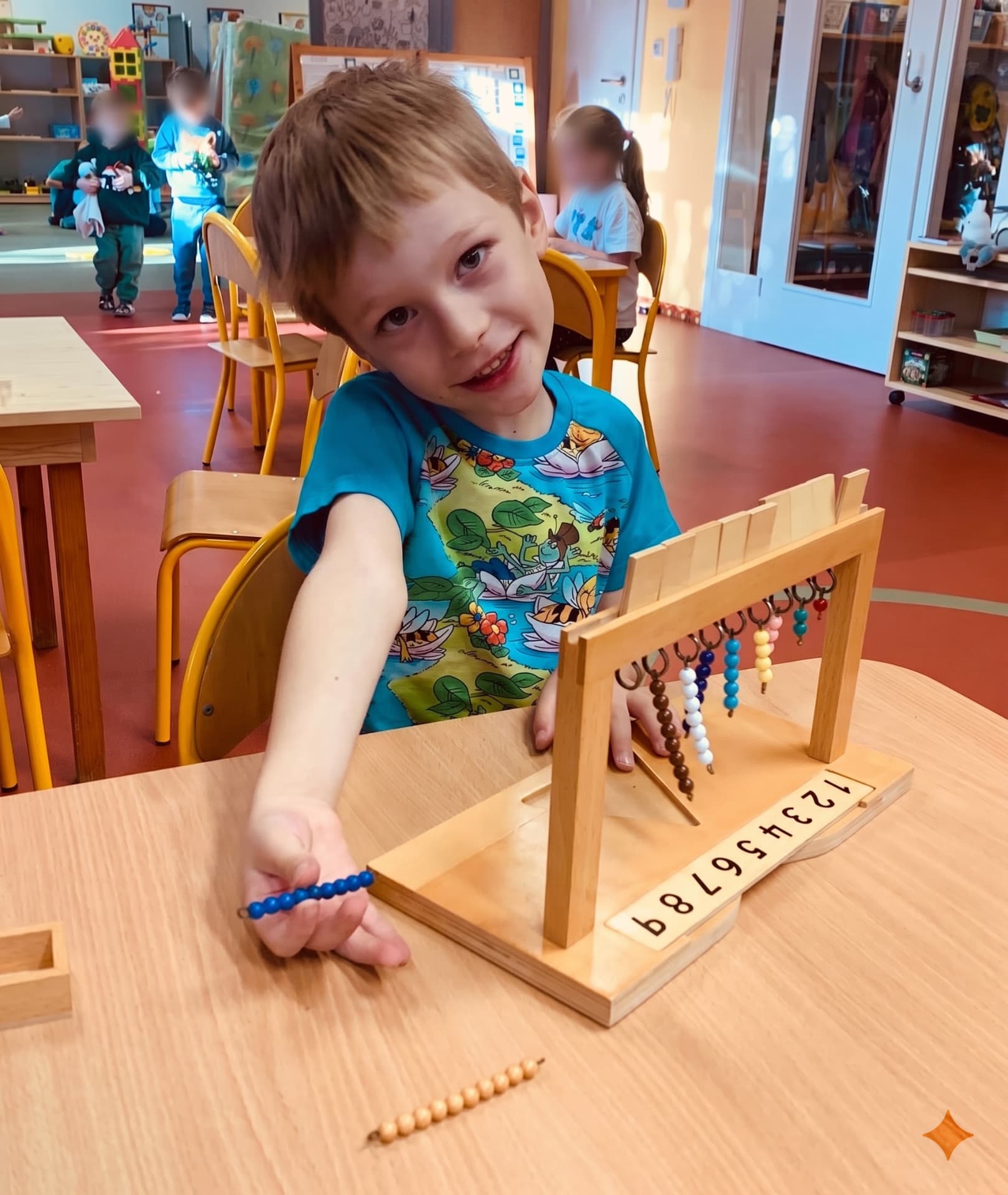 Dítě pracuje s Montessori korálkovým materiálem